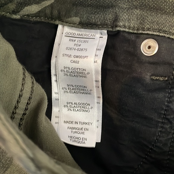 Like NEW 2 Pair of Good American Jeans - Picture 13 of 14